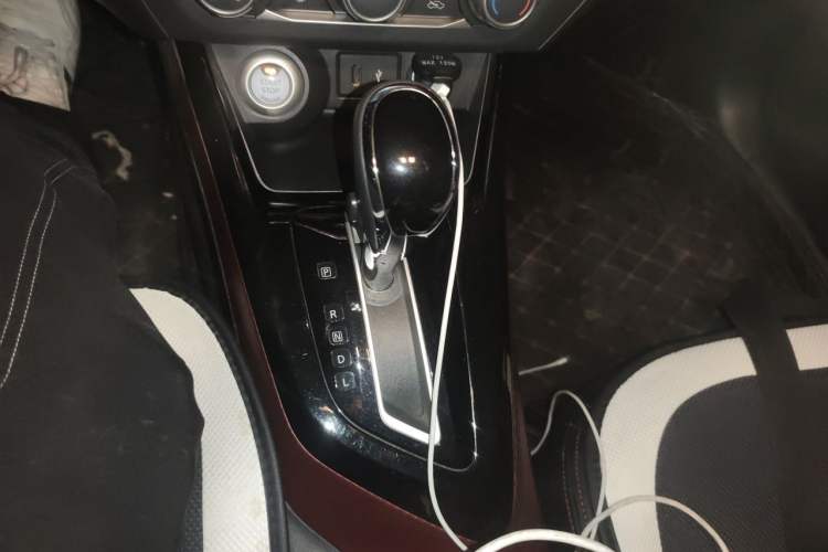 Used Nissan Lannia 2020 1.6L CVT Smart Connect Smart Cool Edition Gear Lever