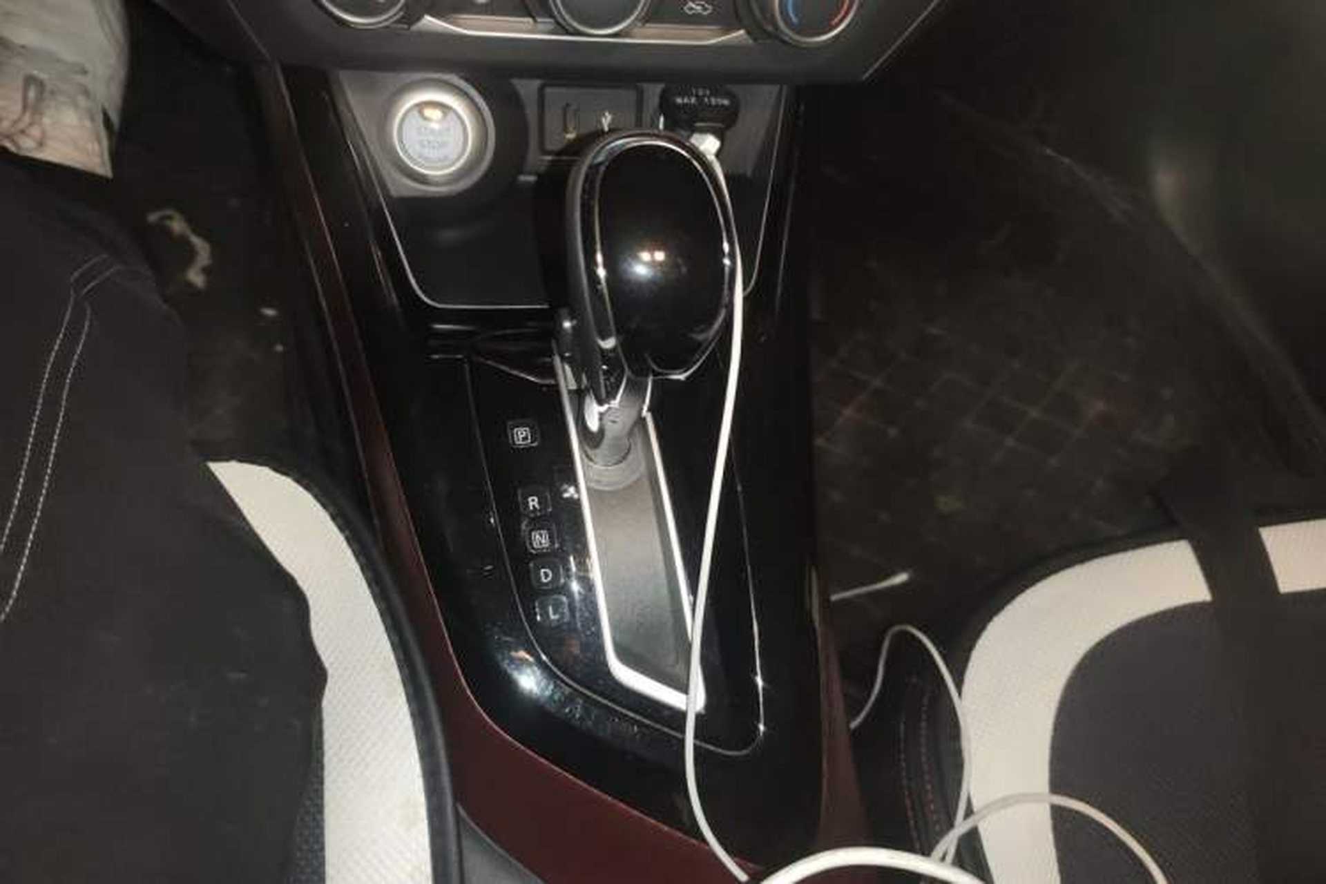 Used Nissan Lannia 2020 1.6L CVT Smart Connect Smart Cool Edition Gear Lever