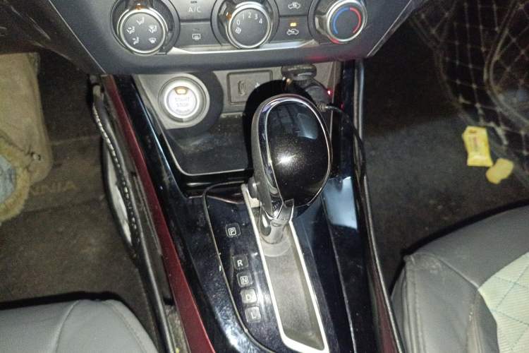 Used Nissan Lannia 2020 1.6L CVT Smart Connect Smart Cool Edition Gear Lever
