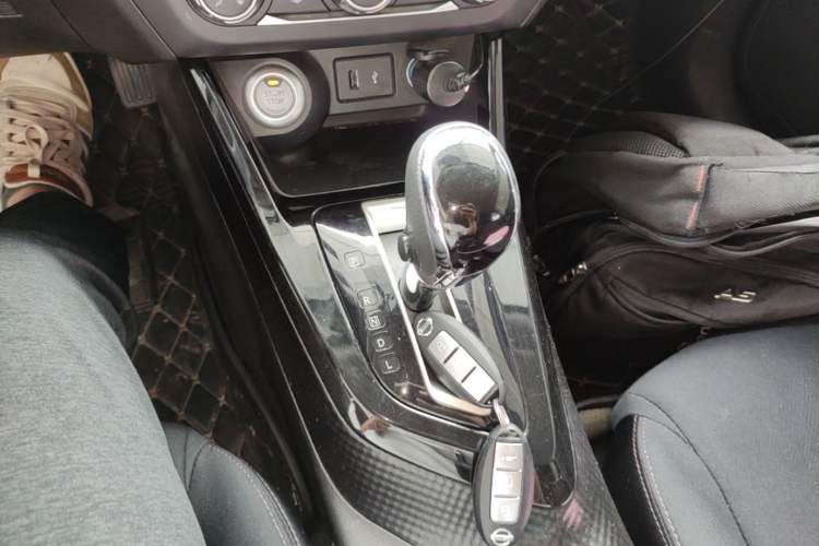 Used Nissan Lannia 2020 1.6L CVT Smart Connect Smart Cool Edition Gear Lever