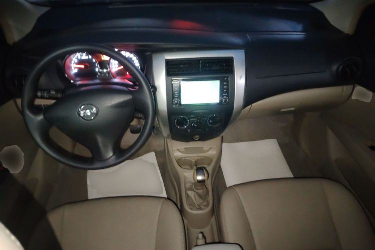 Used Nissan Livina 2013 1.6XE Manual Comfort Edition Center Console
