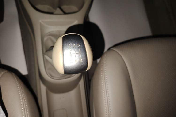Used Nissan Livina 2013 1.6XE Manual Comfort Edition Gear Lever