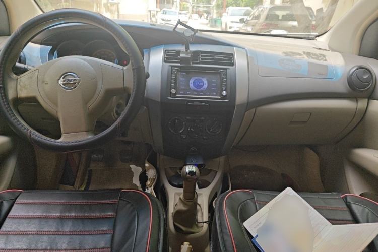 Used Nissan Livina 2007 1.6L Manual All-Around Version Center Console