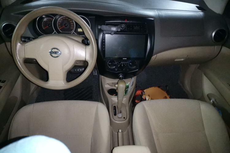 Used Nissan Livina 2007 1.6L Automatic Supercharged Edition Center Console