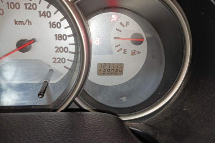 Used Nissan Livina 2007 1.6L Manual Multi-Function Type Odometer Close Up