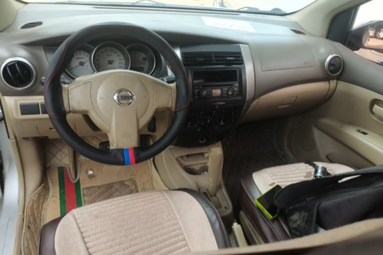 Used Nissan Livina 2007 Revised Version 1.6L Automatic Multi-Functional Type Center Console