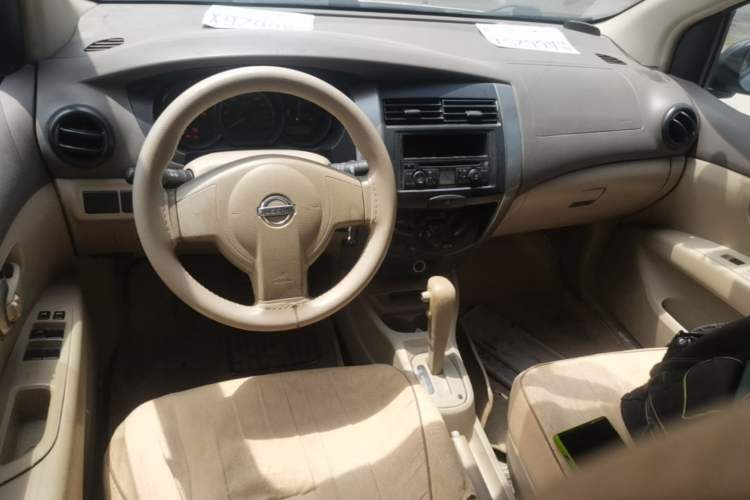 Used Nissan Livina 2007 Revised Version 1.6L Automatic Multi-Functional Type Center Console