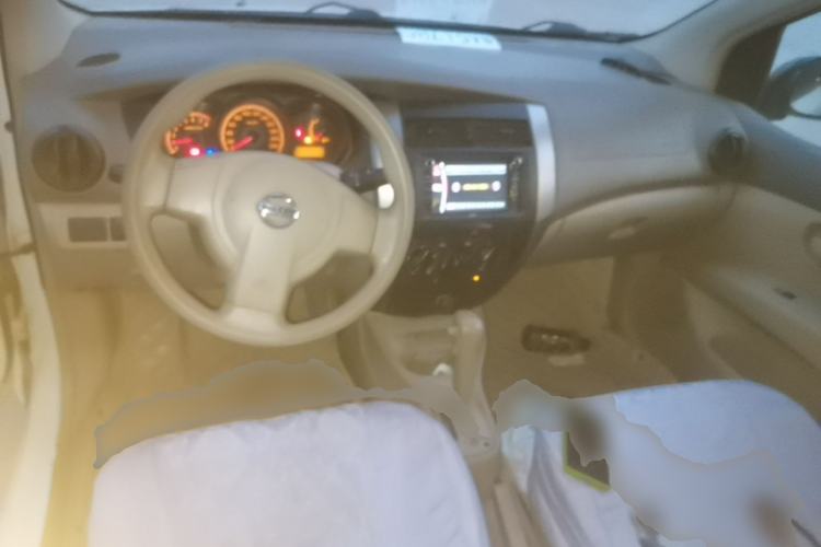 Used Nissan Livina 2007 Revised Version 1.6L Automatic Multi-Functional Type Center Console