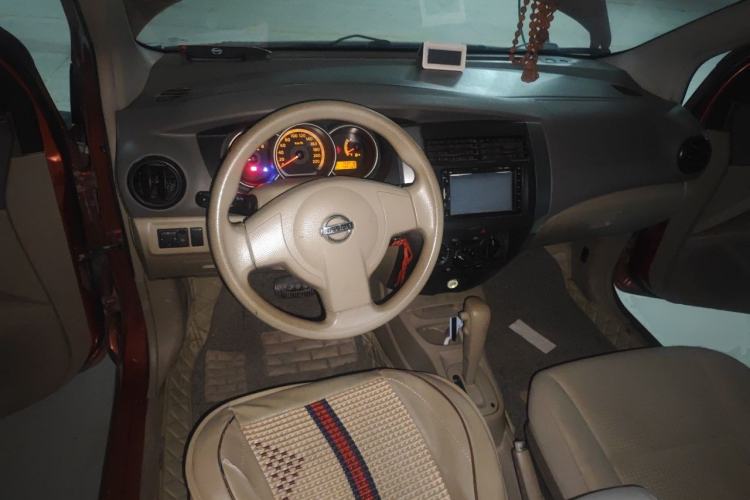 Used Nissan Livina 2008 1.6L Automatic XuanNeng Version Center Console