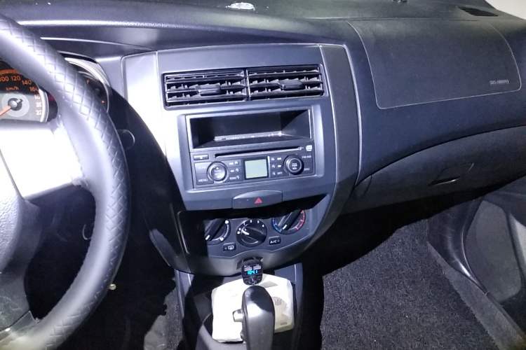 Used Nissan Livina 2008 Jingrui 1.6L Automatic Standard Edition Audio And AC Panel