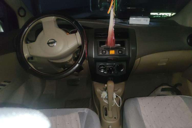 Used Nissan Livina 2008 1.6L Automatic XuanNeng Version Center Console