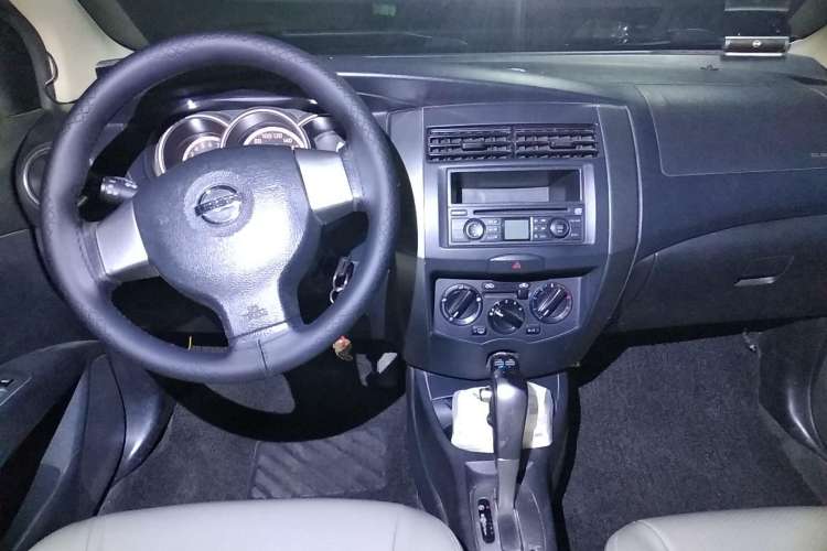 Used Nissan Livina 2008 Jingrui 1.6L Automatic Standard Edition Center Console
