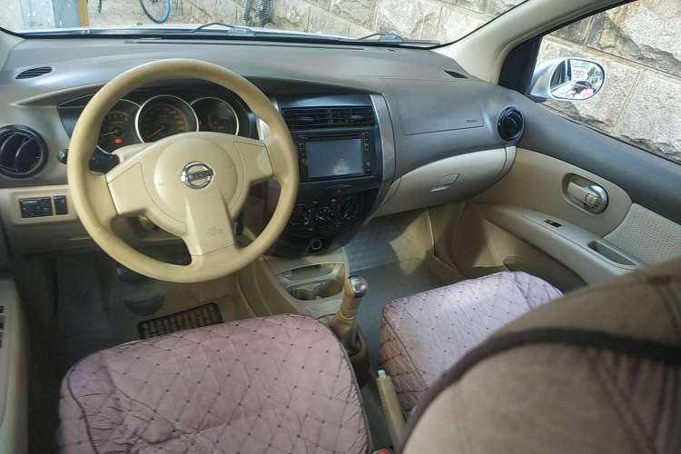 Used Nissan Livina 2008 1.6L Manual XuanNeng Model Center Console