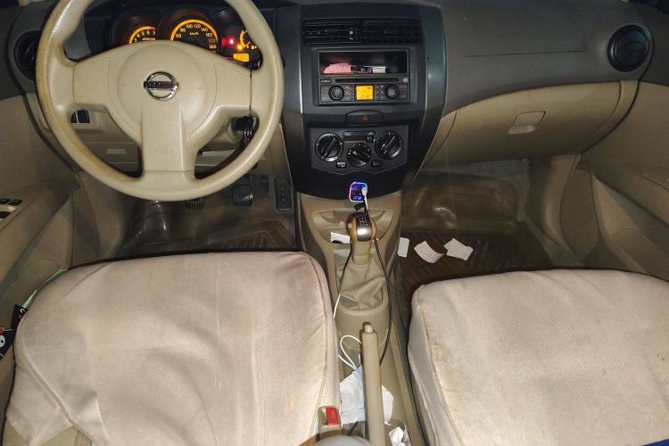 Used Nissan Livina 2009 1.6L Manual All-Around Model Center Console