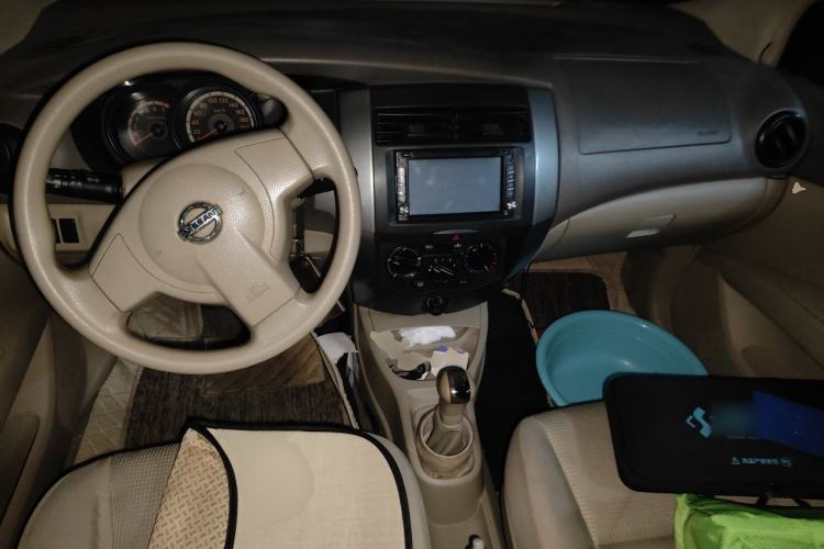 Used Nissan Livina 2009 1.6L Manual All-Around Model Center Console