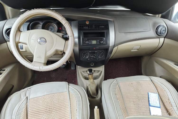 Used Nissan Livina 2009 1.6L Manual All-Around Model Center Console