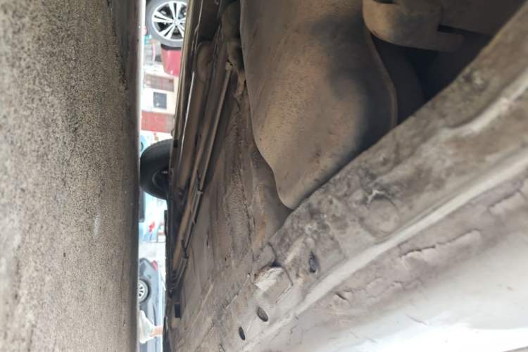 Used Nissan Livina 2009 1.6L Manual All-Around Model Chassis Rear Right