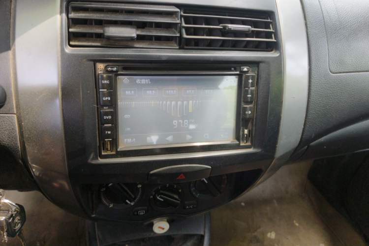 Used Nissan Livina 2010 Jingyue Edition 1.6L Manual All-Around Model Audio And AC Panel