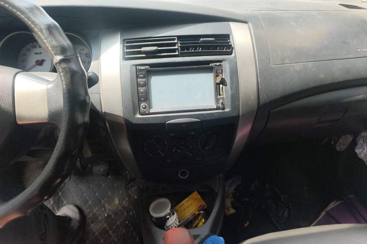 Used Nissan Livina 2010 Jingrui Edition 1.6L Manual Standard Model Audio And AC Panel