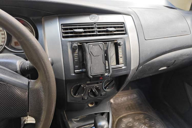 Used Nissan Livina 2010 Jingyue Edition 1.6L Automatic All-in-One Model Audio And AC Panel
