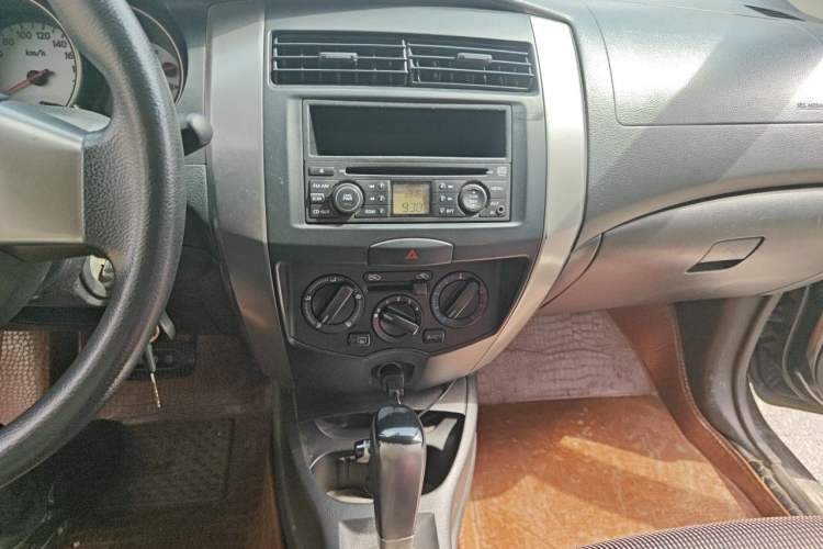 Used Nissan Livina 2010 JINRUI Edition 1.6L Automatic Standard Model Audio And AC Panel