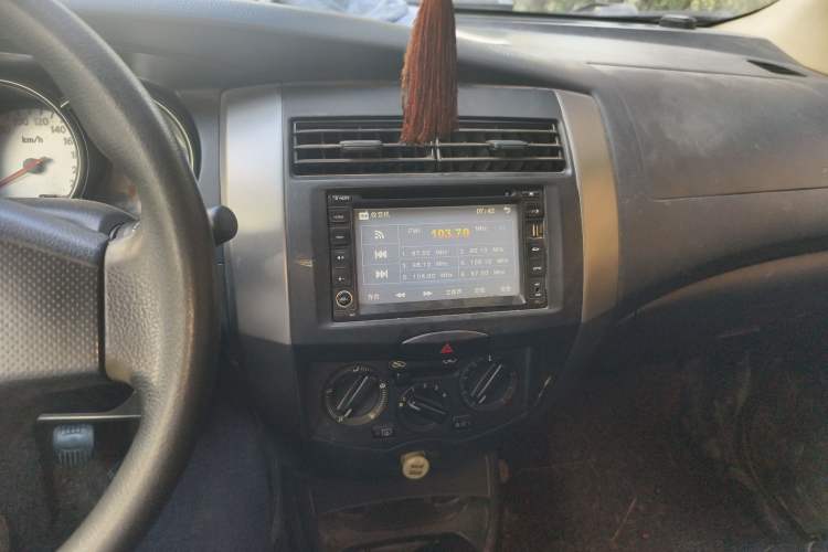 Used Nissan Livina 2010 Jingyue Edition 1.6L Manual All-Around Model Audio And AC Panel