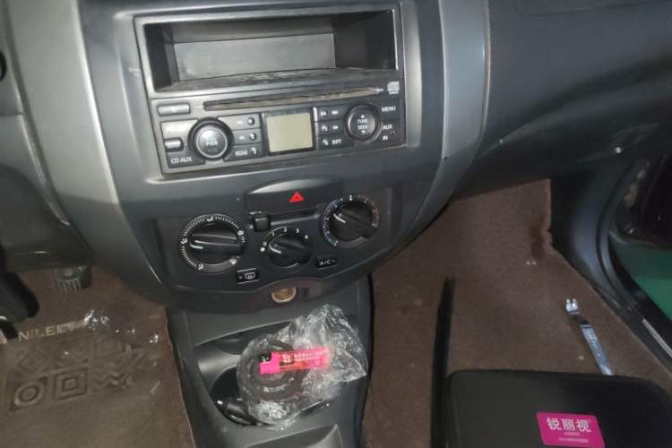 Used Nissan Livina 2010 Jingyue Edition 1.6L Manual All-Around Model Audio And AC Panel