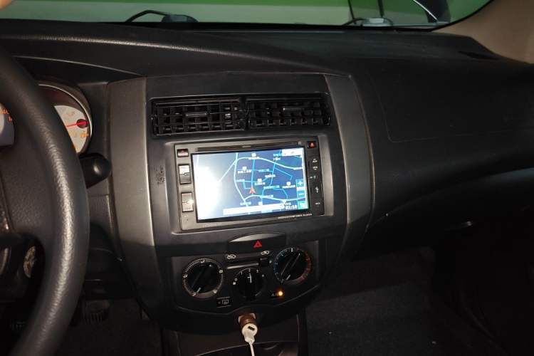 Used Nissan Livina 2010 Jingyue Edition 1.6L Manual All-Around Model Audio And AC Panel
