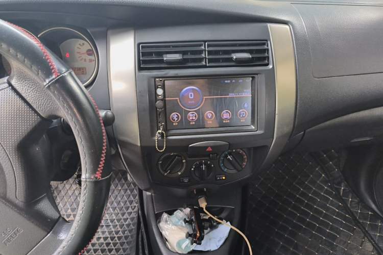 Used Nissan Livina 2010 Jingyue Edition 1.6L Manual All-Around Model Audio And AC Panel