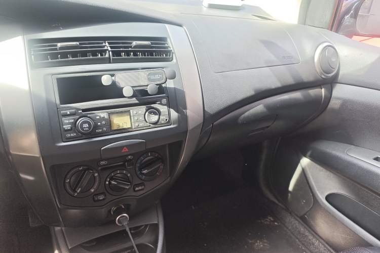 Used Nissan Livina 2010 Jingrui Edition 1.6L Manual Standard Model Audio And AC Panel
