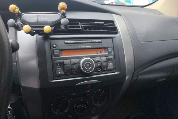 Used Nissan Livina 2010 JINRUI Edition 1.6L Automatic Standard Model Audio And AC Panel