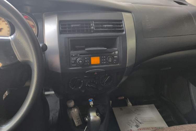 Used Nissan Livina 2010 Jingrui Edition 1.6L Automatic Smart Model Audio And AC Panel
