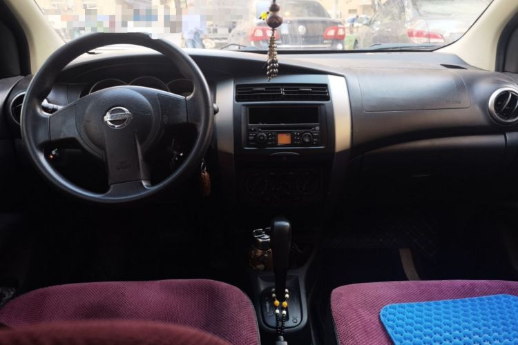 Used Nissan Livina 2010 Jingyue Edition 1.6L Automatic All-in-One Model Center Console
