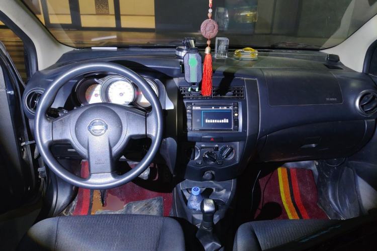 Used Nissan Livina 2010 Jingyue Edition 1.6L Manual All-Around Model Center Console
