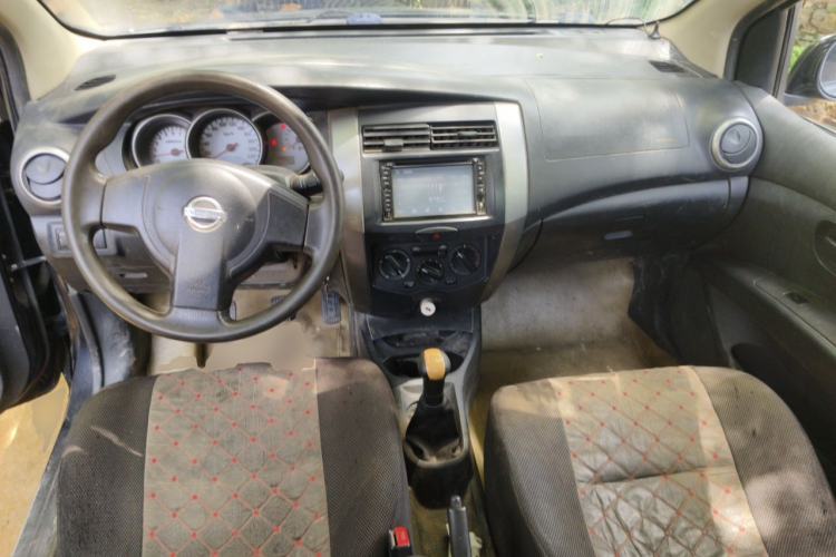 Used Nissan Livina 2010 Jingyue Edition 1.6L Manual All-Around Model Center Console