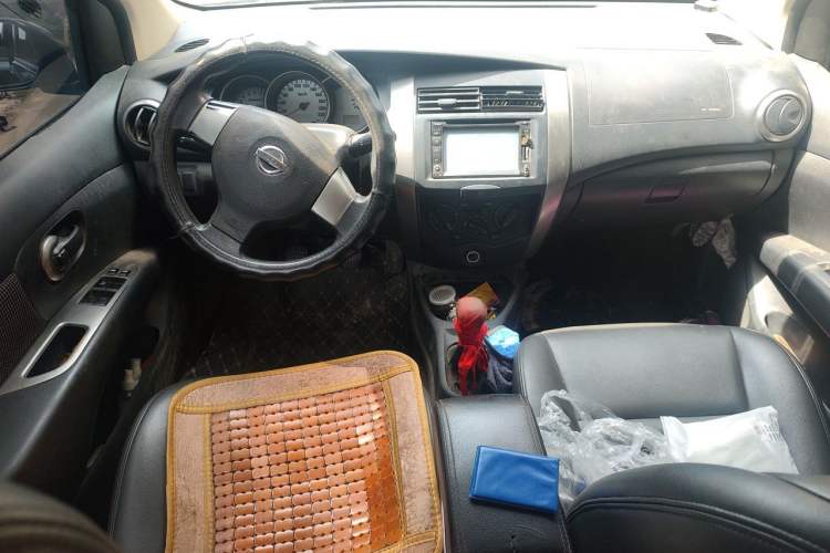 Used Nissan Livina 2010 Jingrui Edition 1.6L Manual Standard Model Center Console