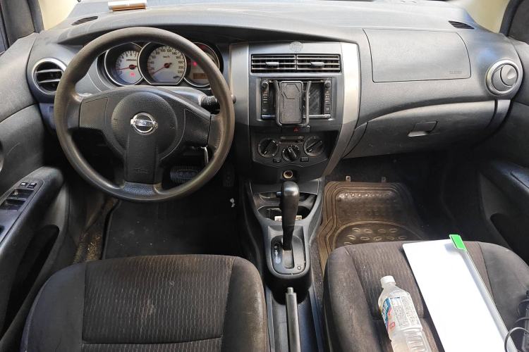 Used Nissan Livina 2010 Jingyue Edition 1.6L Automatic All-in-One Model Center Console