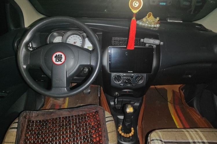 Used Nissan Livina 2010 Jingyue Edition 1.6L Manual All-Around Model Center Console