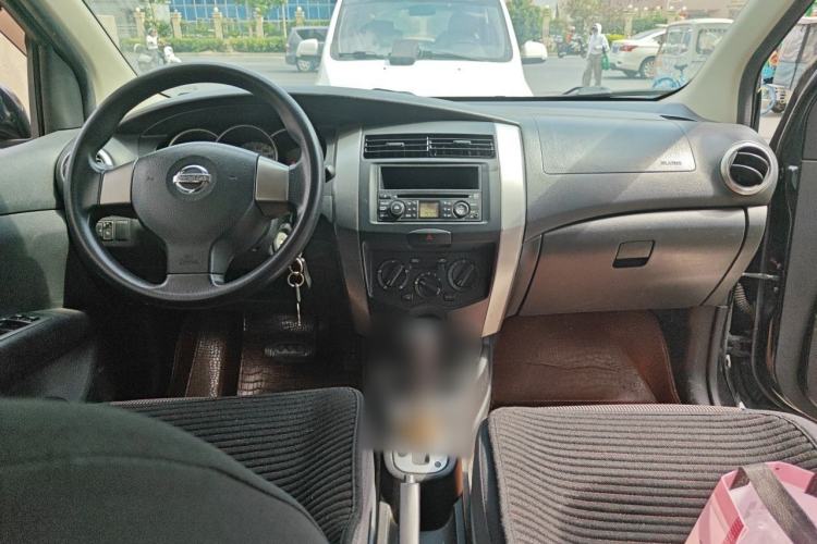 Used Nissan Livina 2010 JINRUI Edition 1.6L Automatic Standard Model Center Console