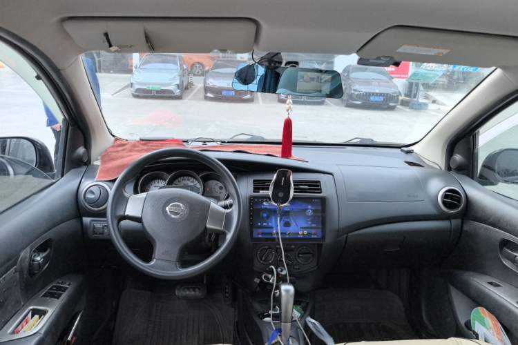 Used Nissan Livina 2010 Jingrui Edition 1.6L Automatic Smart Model Center Console