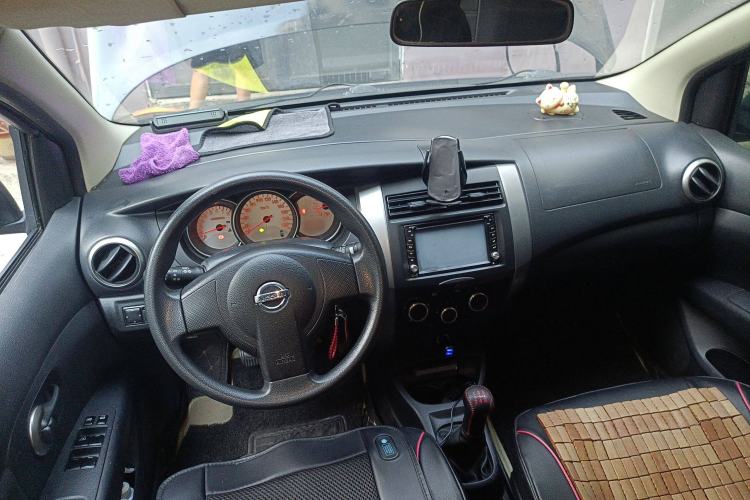 Used Nissan Livina 2010 Jingyue Edition 1.6L Manual All-Around Model Center Console