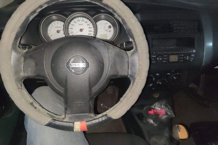 Used Nissan Livina 2010 Jingyue Edition 1.6L Manual All-Around Model Center Console