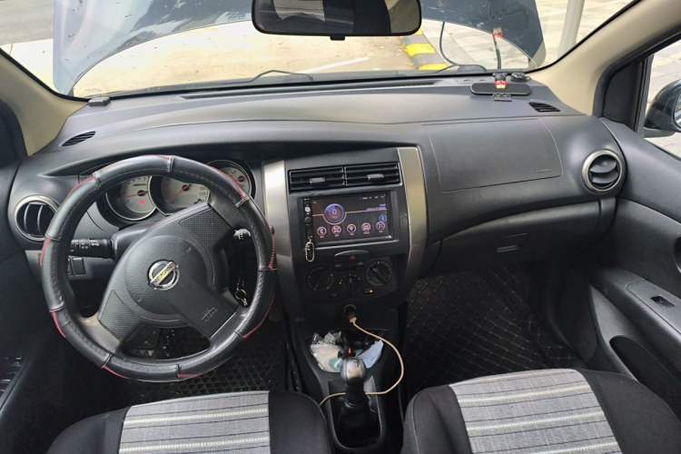 Used Nissan Livina 2010 Jingyue Edition 1.6L Manual All-Around Model Center Console