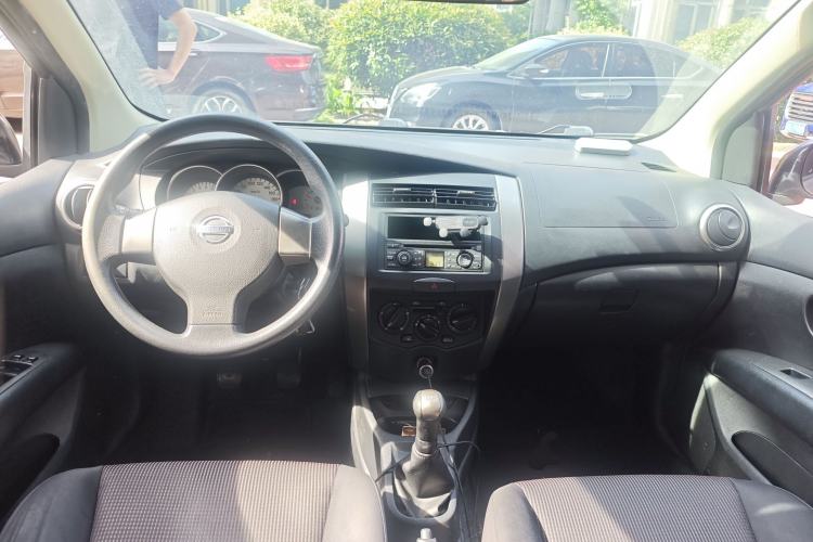 Used Nissan Livina 2010 Jingrui Edition 1.6L Manual Standard Model Center Console