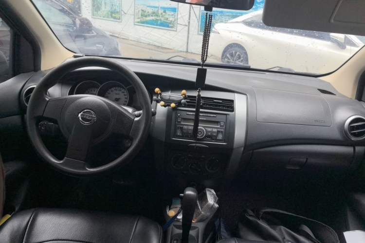 Used Nissan Livina 2010 JINRUI Edition 1.6L Automatic Standard Model Center Console