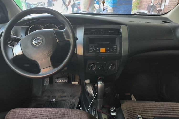 Used Nissan Livina 2010 Jingrui Edition 1.6L Automatic Smart Model Center Console