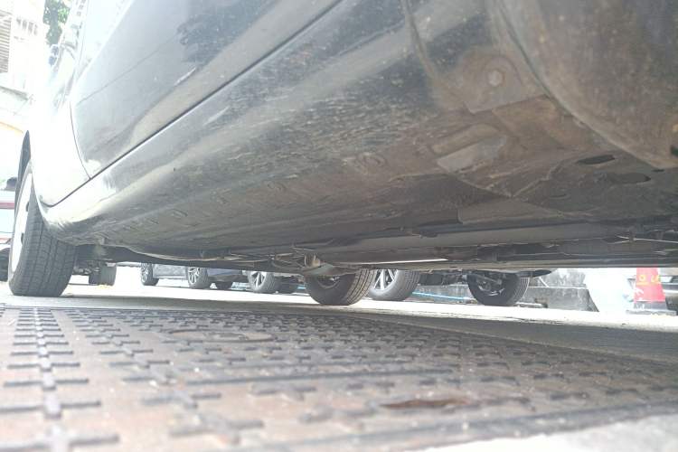 Used Nissan Livina 2010 Jingyue Edition 1.6L Manual All-Around Model Chassis Front Right