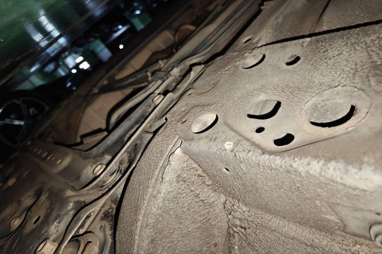 Used Nissan Livina 2010 Jingyue Edition 1.6L Manual All-Around Model Chassis Front Right