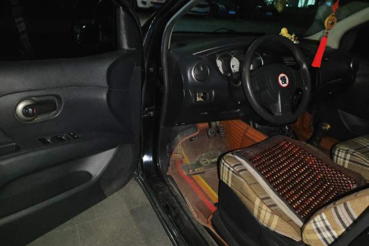 Used Nissan Livina 2010 Jingyue Edition 1.6L Manual All-Around Model Driver Seat