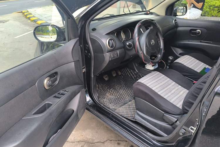 Used Nissan Livina 2010 Jingyue Edition 1.6L Manual All-Around Model Driver Seat